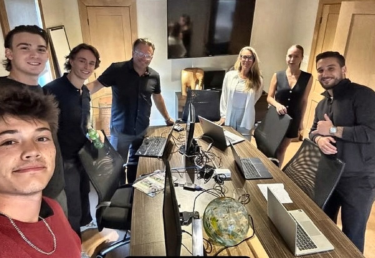 Groupe réuni autour d'une longue table de travail avec des ordinateurs portables pendant une formation
